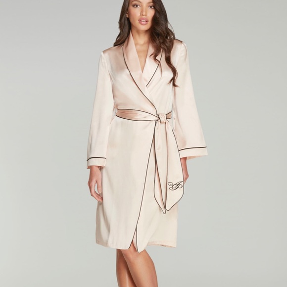 ❤️SOLD❤️ Agent provocateur pale pink silk robe elegant feminine design. Size 3. - Picture 4 of 4